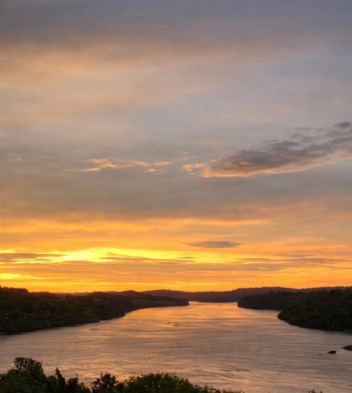 Vista do Rio Iguaçu ao pôr do sol